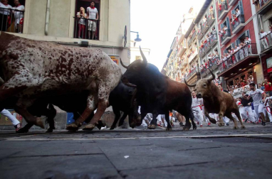 Imágenes del cuarto encierro de los Sanfermines 2018, con toros de la ganadería Fuente Ymbro.