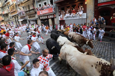 Imágenes del cuarto encierro de los Sanfermines 2018, con toros de la ganadería Fuente Ymbro.