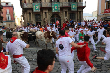 Imágenes del cuarto encierro de los Sanfermines 2018, con toros de la ganadería Fuente Ymbro.
