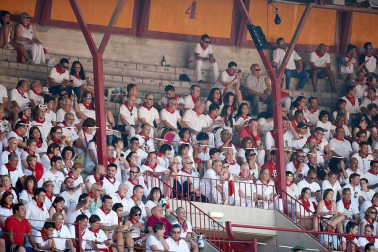 Público asistente a la Plaza de Toros de Pamplona durante la cuarta corrida de la Feria del Toro 2018.