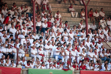 Público asistente a la Plaza de Toros de Pamplona durante la cuarta corrida de la Feria del Toro 2018.
