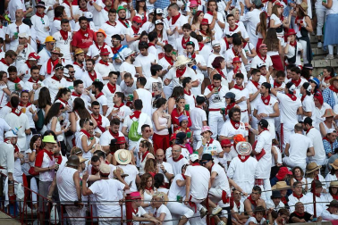 Público asistente a la Plaza de Toros de Pamplona durante la cuarta corrida de la Feria del Toro 2018.