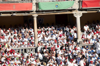 Público asistente a la Plaza de Toros de Pamplona durante la cuarta corrida de la Feria del Toro 2018.