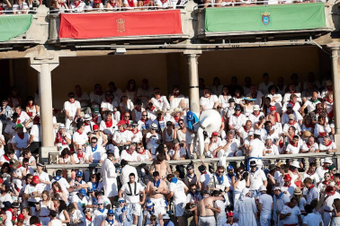 Público asistente a la Plaza de Toros de Pamplona durante la cuarta corrida de la Feria del Toro 2018.