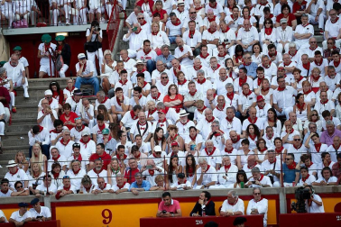 Público asistente a la Plaza de Toros de Pamplona durante la cuarta corrida de la Feria del Toro 2018.