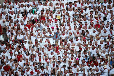 Público asistente a la Plaza de Toros de Pamplona durante la cuarta corrida de la Feria del Toro 2018.