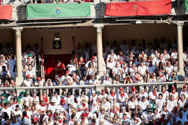 Público asistente a la Plaza de Toros de Pamplona durante la cuarta corrida de la Feria del Toro 2018.
