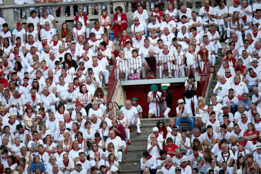 Público asistente a la Plaza de Toros de Pamplona durante la cuarta corrida de la Feria del Toro 2018.