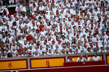 Público asistente a la Plaza de Toros de Pamplona durante la cuarta corrida de la Feria del Toro 2018.