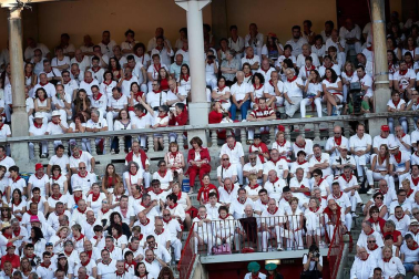 Público asistente a la Plaza de Toros de Pamplona durante la cuarta corrida de la Feria del Toro 2018.