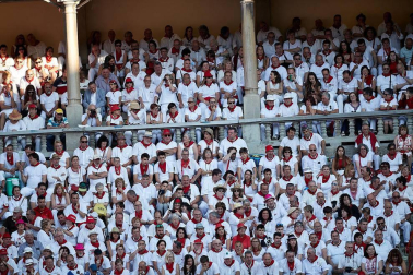 Público asistente a la Plaza de Toros de Pamplona durante la cuarta corrida de la Feria del Toro 2018.