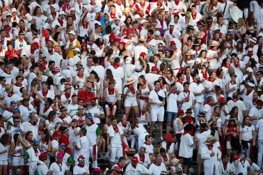 Público asistente a la Plaza de Toros de Pamplona durante la cuarta corrida de la Feria del Toro 2018.