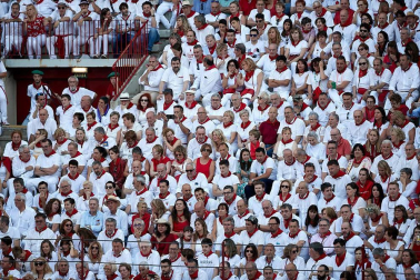Público asistente a la Plaza de Toros de Pamplona durante la cuarta corrida de la Feria del Toro 2018.