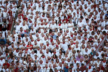 Público asistente a la Plaza de Toros de Pamplona durante la cuarta corrida de la Feria del Toro 2018.