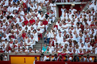 Público asistente a la Plaza de Toros de Pamplona durante la cuarta corrida de la Feria del Toro 2018.