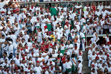 Público asistente a la Plaza de Toros de Pamplona durante la cuarta corrida de la Feria del Toro 2018.