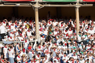 Público asistente a la Plaza de Toros de Pamplona durante la cuarta corrida de la Feria del Toro 2018.