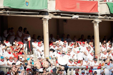 Público asistente a la Plaza de Toros de Pamplona durante la cuarta corrida de la Feria del Toro 2018.