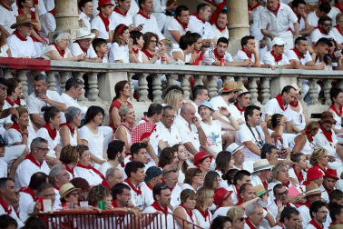 Público asistente a la Plaza de Toros de Pamplona durante la cuarta corrida de la Feria del Toro 2018.