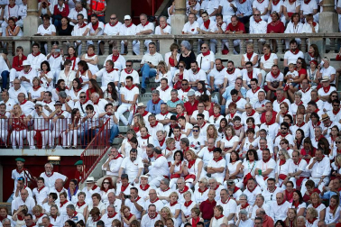 Público asistente a la Plaza de Toros de Pamplona durante la cuarta corrida de la Feria del Toro 2018.