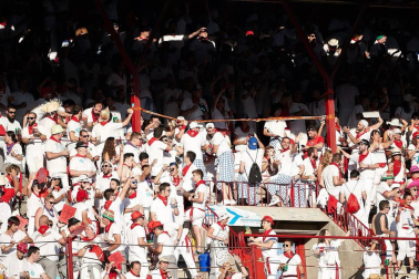 Público asistente a la Plaza de Toros de Pamplona durante la cuarta corrida de la Feria del Toro 2018.