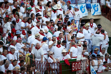 Público asistente a la Plaza de Toros de Pamplona durante la cuarta corrida de la Feria del Toro 2018.