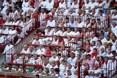 Público asistente a la Plaza de Toros de Pamplona durante la cuarta corrida de la Feria del Toro 2018.