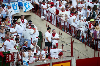 Público asistente a la Plaza de Toros de Pamplona durante la cuarta corrida de la Feria del Toro 2018.