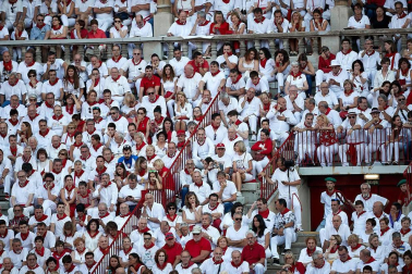 Público asistente a la Plaza de Toros de Pamplona durante la cuarta corrida de la Feria del Toro 2018.