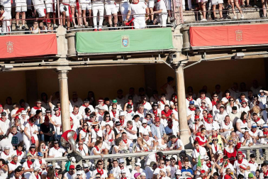 Público asistente a la Plaza de Toros de Pamplona durante la cuarta corrida de la Feria del Toro 2018.