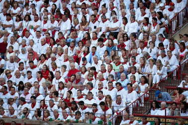 Público asistente a la Plaza de Toros de Pamplona durante la cuarta corrida de la Feria del Toro 2018.