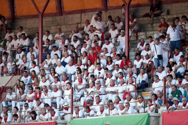 Público asistente a la Plaza de Toros de Pamplona durante la cuarta corrida de la Feria del Toro 2018.