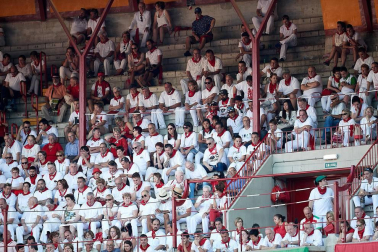 Público asistente a la Plaza de Toros de Pamplona durante la cuarta corrida de la Feria del Toro 2018.