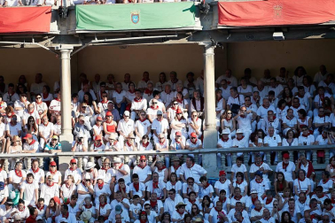 Público asistente a la Plaza de Toros de Pamplona durante la cuarta corrida de la Feria del Toro 2018.