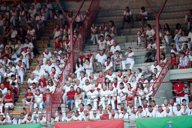 Público asistente a la Plaza de Toros de Pamplona durante la cuarta corrida de la Feria del Toro 2018.