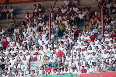 Público asistente a la Plaza de Toros de Pamplona durante la cuarta corrida de la Feria del Toro 2018.