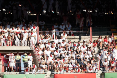 Público asistente a la Plaza de Toros de Pamplona durante la cuarta corrida de la Feria del Toro 2018.