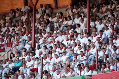 Público asistente a la Plaza de Toros de Pamplona durante la cuarta corrida de la Feria del Toro 2018.