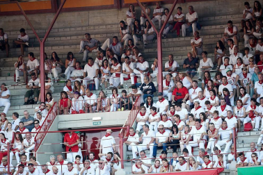 Público asistente a la Plaza de Toros de Pamplona durante la cuarta corrida de la Feria del Toro 2018.