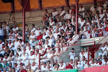 Público asistente a la Plaza de Toros de Pamplona durante la cuarta corrida de la Feria del Toro 2018.