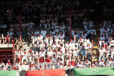 Público asistente a la Plaza de Toros de Pamplona durante la cuarta corrida de la Feria del Toro 2018.