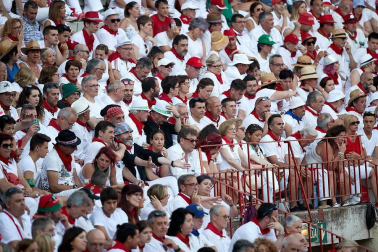 Público asistente a la Plaza de Toros de Pamplona durante la cuarta corrida de la Feria del Toro 2018.