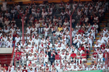 Público asistente a la Plaza de Toros de Pamplona durante la cuarta corrida de la Feria del Toro 2018.