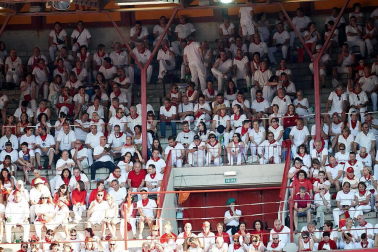 Público asistente a la Plaza de Toros de Pamplona durante la cuarta corrida de la Feria del Toro 2018.