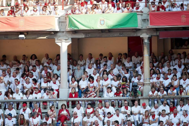Público asistente a la Plaza de Toros de Pamplona durante la cuarta corrida de la Feria del Toro 2018.