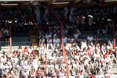 Público asistente a la Plaza de Toros de Pamplona durante la cuarta corrida de la Feria del Toro 2018.