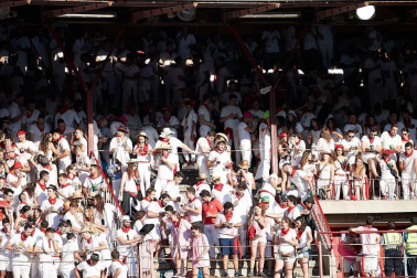 Público asistente a la Plaza de Toros de Pamplona durante la cuarta corrida de la Feria del Toro 2018.