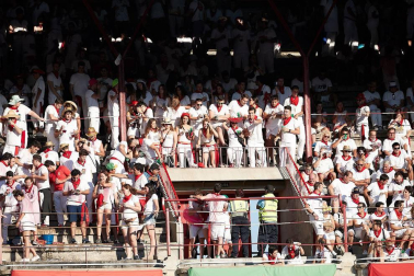 Público asistente a la Plaza de Toros de Pamplona durante la cuarta corrida de la Feria del Toro 2018.