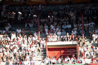 Público asistente a la Plaza de Toros de Pamplona durante la cuarta corrida de la Feria del Toro 2018.