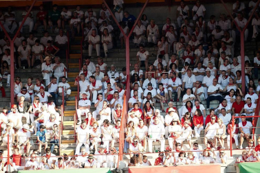 Público asistente a la Plaza de Toros de Pamplona durante la cuarta corrida de la Feria del Toro 2018.